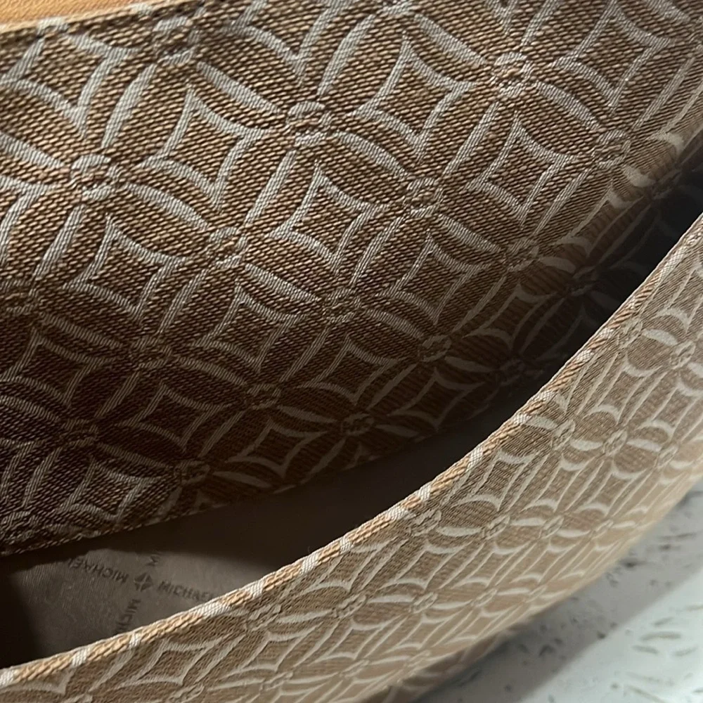 MICHAEL KORS LARGE HALF MOON SHOULDER BAG HOBO